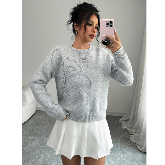 Gray Knit Pullover Sweater Textured Floral Appliqué Long Sleeve - Picture 3 of 9